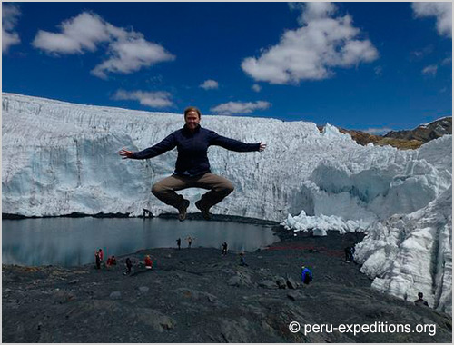 Peru: Bus-Tour Hiking Puyaraimondi (4300 m) and Glacier Pastoruri (5000 m) 