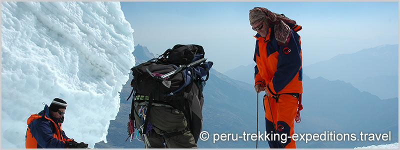 Peru: Expedition Nevado Tocllaraju (6034 m), north west ridge normal route or direct west face 60° - 75° degrees