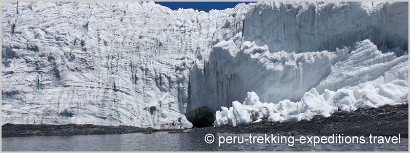 Peru: Bus-Tour Hiking Puyaraimondi (4300 m) and Glacier Pastoruri (5000 m) 