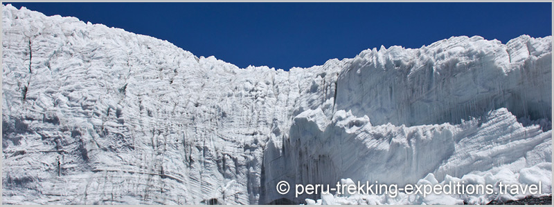 Peru: Bus-Tour Hiking Puyaraimondi (4300 m) and Glacier Pastoruri (5000 m) 