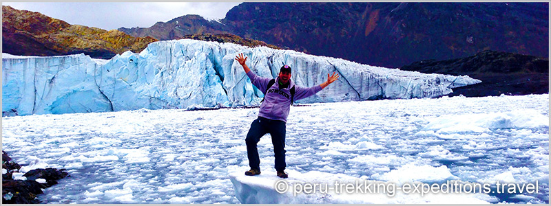 Peru: Bus-Tour Hiking Puyaraimondi (4300 m) and Glacier Pastoruri (5000 m) 